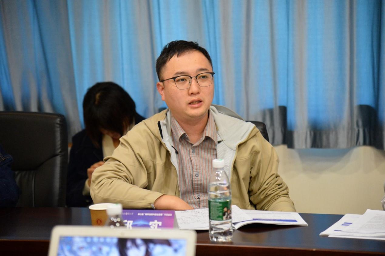 人拿着笔记本电脑的桌子前描述已自动生成 人拿着笔记本电脑的桌子前描述已自动生成