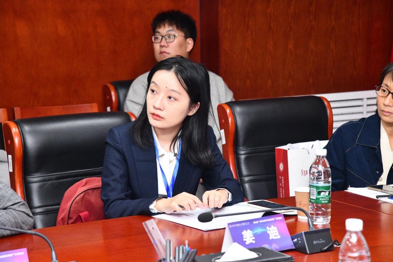 一些人在桌子前中度可信度描述已自动生成 一些人在桌子前中度可信度描述已自动生成