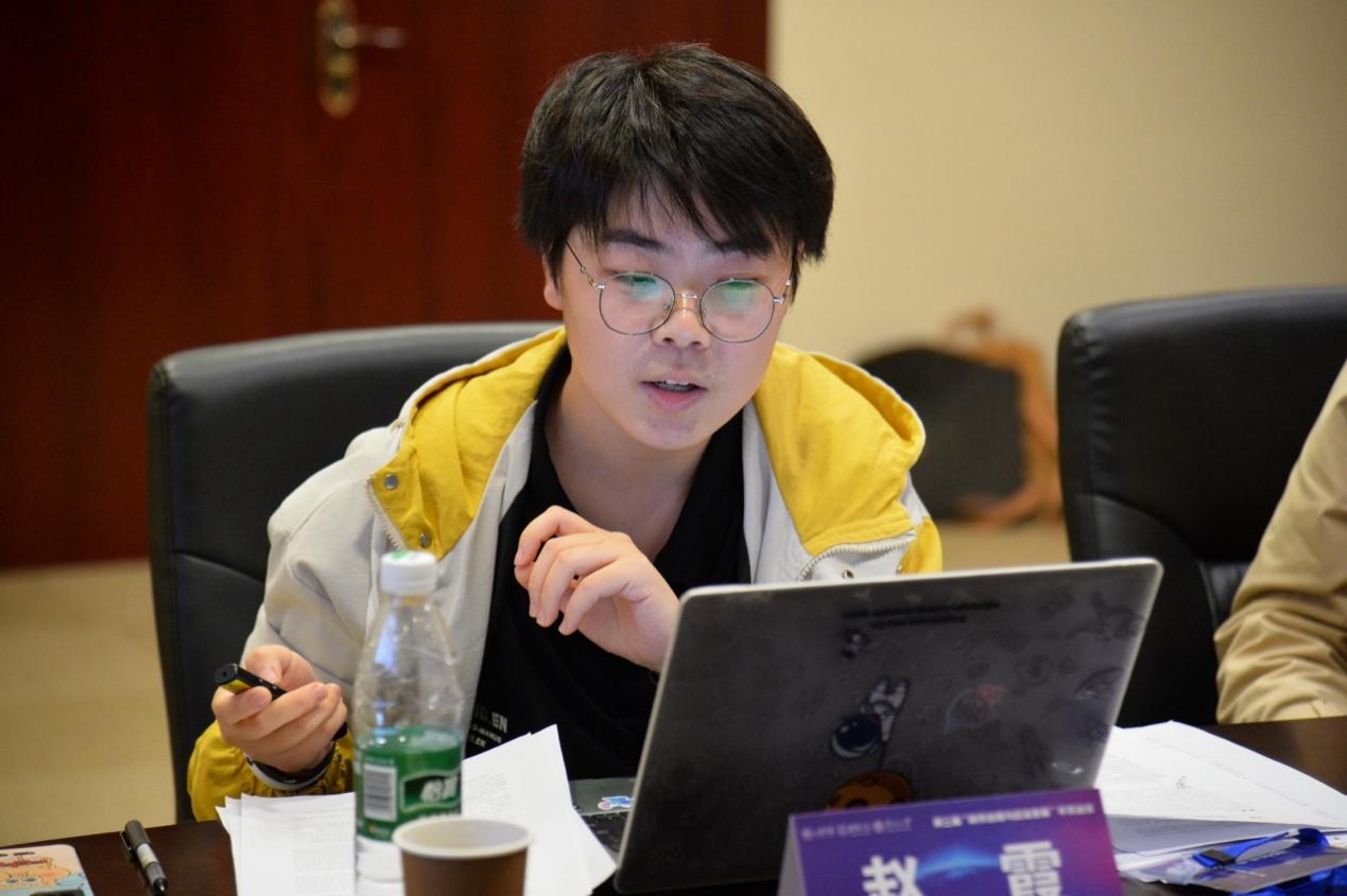 桌子上放着笔记本电脑前的人描述已自动生成 桌子上放着笔记本电脑前的人描述已自动生成