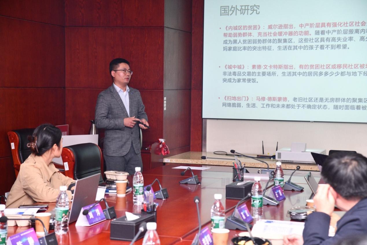 一群小孩坐在桌子前描述已自动生成 一群小孩坐在桌子前描述已自动生成