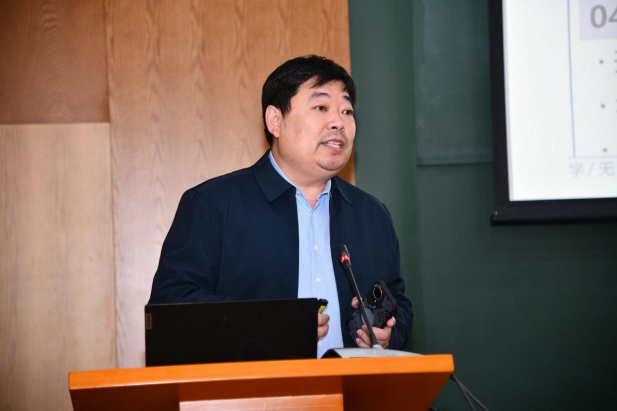 男人站在桌子前中度可信度描述已自动生成 男人站在桌子前中度可信度描述已自动生成