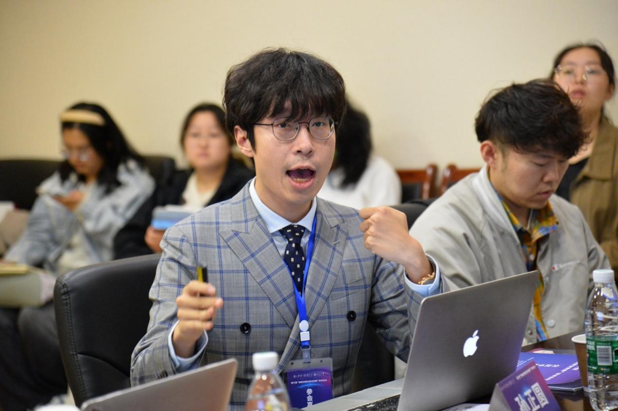 桌子上放着笔记本电脑前的人们描述已自动生成 桌子上放着笔记本电脑前的人们描述已自动生成